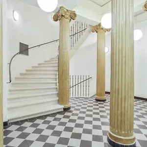 Newly Opened, Designer Opera , Praga República Checa